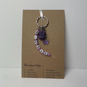 Llavero con nombre personalizado y piedra curativa de cristal de amatista para bolso