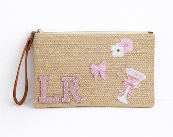 Beige gewebte Kupplung Urlaub Strand Club Initialen personalisiert Ibiza Vibes Partytasche Patches Rosa Perle Schleife Martini Glas Blume Babyrosa