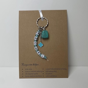 Llavero con nombre personalizado y piedra curativa de cristal turquesa para bolso