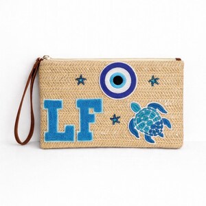 Bolso de mano tejido beige vacaciones club de playa iniciales personalizado ibiza vibes bolso de fiesta parches ojo turco estrella de mar pez tortuga estampado azul grecia