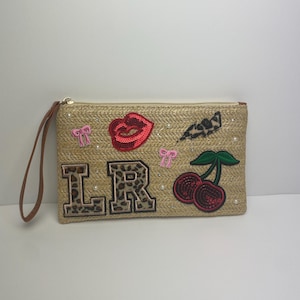 Clutch tejido beige con iniciales de club de playa, personalizado, estilo ibicenco, parches para bolso de fiesta, estampado de leopardo, brillo nocturno, perlas griegas