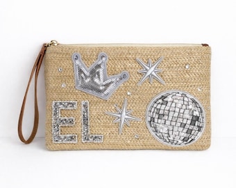 Beige gewebte Clutch Urlaub Strand Club Initialen personalisiert Ibiza Vibes Partytasche Patches Silber Nacht Glitzer Discokugel