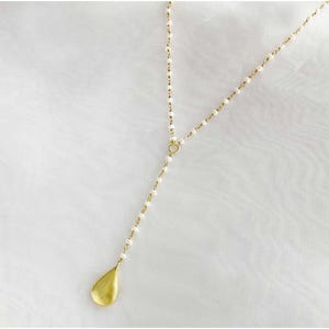 Classic Pearl Drop Necklace with Gold Detail.