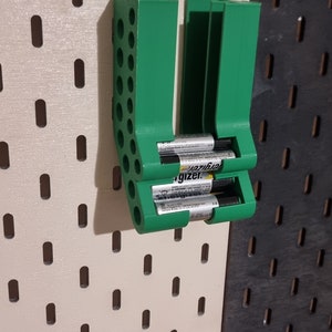 AA/AAA battery dispenser for skadis