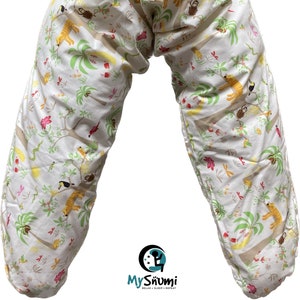 Puede incluir: Una almohada de embarazo blanca con estampado de animales de la selva que incluye tigres, tucanes, monos y palmeras. La almohada tiene forma de U y está diseñada para brindar apoyo a las mujeres embarazadas.