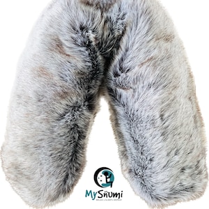 May include: A grey faux fur travel neck pillow with a U-shape design. The pillow has a black and white pattern and is soft and fluffy. The pillow is branded with the text "My Snumi Relax Sleep Repeat".