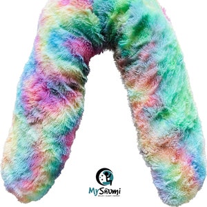 Puede incluir: Una almohada de cuerpo grande en forma de U, de color arcoíris, hecha de tela suave y esponjosa. La almohada es perfecta para acurrucarse y dormir. La almohada está hecha por la empresa "My Snumi" y tiene el texto "Relax - Sleep - Repeat" en la parte inferior.