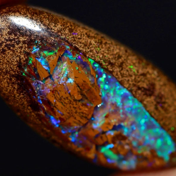 Koroit Australian Boulder Opal - 5.2 Ct - Perfect stone for a pendant