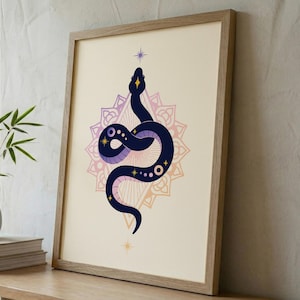 Könnte beinhalten: Gerahmter Kunstdruck mit einer stilisierten marineblauen Schlange mit lila Akzenten, vor einem geometrischen Mandala-Design in zarten Rosa- und Pfirsichtönen. Das Kunstwerk ist in einem hellen Holzrahmen gerahmt.