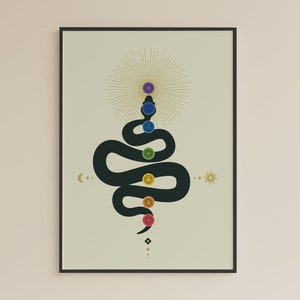 Könnte beinhalten: Eine schwarze Schlange mit sieben bunten Chakren, die die sieben Energiezentren des Körpers repräsentieren, ist um einen weißen Hintergrund mit goldenen Akzenten gewickelt. Die Chakren sind rot, orange, gelb, grün, blau, indigo und violett.