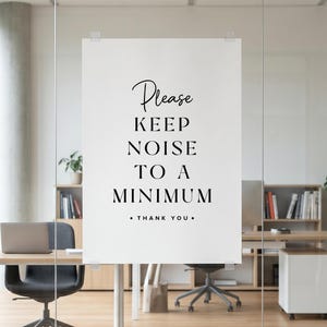 Può includere: Un cartello rettangolare bianco con testo nero che recita Please KEEP NOISE TO A MINIMUM • THANK YOU •. Il cartello presenta una combinazione di un carattere corsivo per la parola Please e un carattere serif in grassetto per il resto.