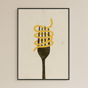 Può includere: Stampa artistica incorniciata con un design minimalista. Una forchetta nera con spaghetti gialli attorcigliati attorno ai rebbi. Lo sfondo è di colore bianco sporco strutturato, creando un'estetica semplice ma elegante.