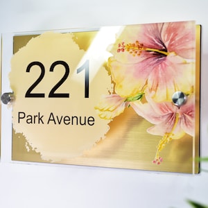 Personlig husskylt med anpassade bakplåtsalternativ | Husskylt med sommarfärgade blommor | Modern akrylplakett med glaseffekt