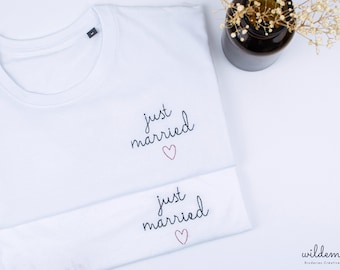 Set di 2 t-shirt ricamate unisex appena sposate, t-shirt da matrimonio abbinate, idea regalo per coppia appena sposata, t-shirt in cotone organico