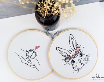 Tambourin brodé lapin pied main cœur, Line art, tambour de broderie décoration murale, idée cadeau chambre bébé bohème, lapin de Pâques