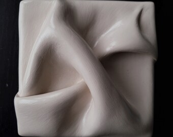 12,5 x 12,5 cm "Zijde": handgemaakt 3D-kunsttextuurschilderij|| Kleikunst || Structureel beeld || Stoflook || boetseerklei || licht beige