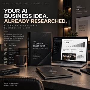 Op de afbeelding: Een zwarte doos met de titel The AI Garage Receptionist Business-in-a-Box staat op een bureau naast een laptop die een dashboard toont met een verwachte maandelijkse omzet van £7.500. Een zwart notitieboek en een mok staan ook op het bureau.