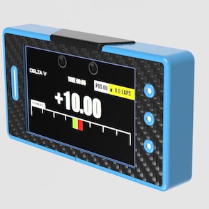 Può includere: Un dispositivo di visualizzazione digitale blu e nero con il testo "DELTA V" e il numero "+10.00". Lo schermo ha una trama in fibra di carbonio e il dispositivo ha una visiera nera. Il dispositivo è probabilmente per la misurazione del tempo.