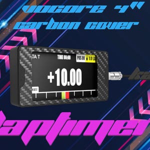 Può includere: Un cronometro nero e grigio con una copertura in fibra di carbonio mostra un tempo di +10,00. Il testo "VOCore 4" carbon cover" e "lap timer" sono nell'immagine. Lo sfondo ha un design blu e rosa.