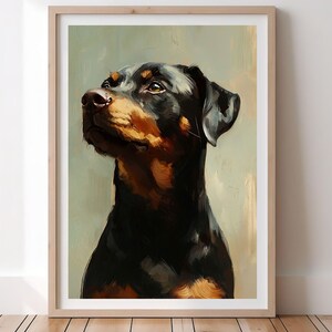 Può includere: Stampa artistica incorniciata raffigurante un cane Rottweiler. Il cane è raffigurato in stile pittorico, con mantello nero e segni color tan intorno al muso e agli occhi. L'opera è incorniciata in una cornice di legno chiaro.