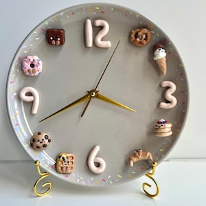 Reloj magnético con forma de postre: Arte de pared de cocina divertido y hecho a mano con imanes intercambiables de arcilla polimérica.