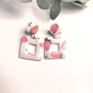 Erdbeer Ohrringe aus Polymer Ton / handgemachter Schmuck mit Früchten / Sommer Statement Ohrringe / Geometrischer Stil - leicht & verspielt
