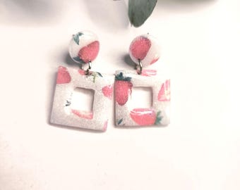 Erdbeer Ohrringe aus Polymer Ton / handgemachter Schmuck mit Früchten / Sommer Statement Ohrringe / Geometrischer Stil - leicht & verspielt