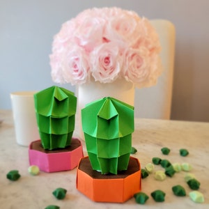 Decorazione creativa per feste estive in carta origami fatta a mano con cactus