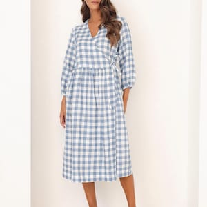 Vestido cruzado de lino, vestido modesto de lino con cuadros vichy azul claro, vestido de lino con bolsillos, vestido midi de lino, vestido de lino con cuadros vichy