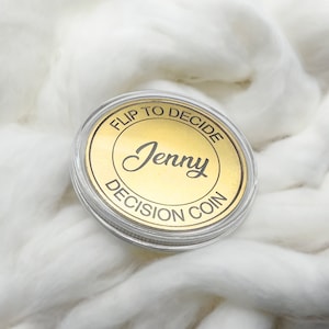 Puede incluir: Una moneda de color dorado con el texto "Flip to Decide" y "Decision Coin" alrededor del borde. El nombre "Jenny" está escrito en una fuente cursiva en el centro de la moneda.