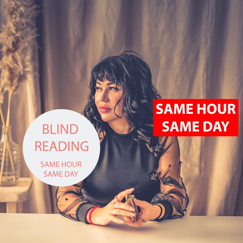 Peut inclure: Une femme aux cheveux fonc&eacute;s est assise &agrave; une table, tenant un jeu de cartes. Elle porte un haut noir avec une superposition transparente. Le texte "Blind Reading" est dans un cercle blanc avec une bordure rouge. Le texte "Same Hour Same Day" est dans un rectangle rouge.