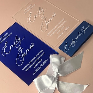 Faire-part de mariage personnalisé en acrylique bleu ou transparent, avec des options d'impression en noir, blanc ou personnalisées.  une bande ventrale ou un noeud.