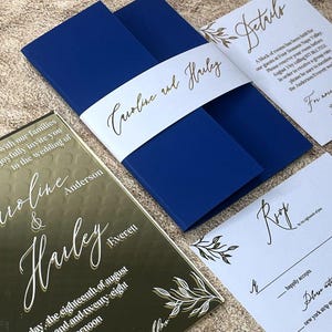 Luxe gouden spiegel acryl bruiloft uitnodigingsset | Elegant custom ontwerp met buikband en goudfolie RSVP-kaart