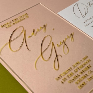 Faire-part de mariage de luxe en acrylique avec lettrage doré - Design élégant et moderne