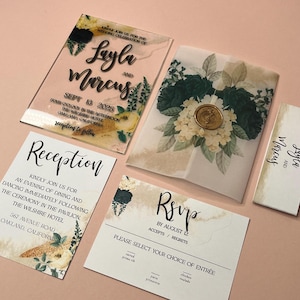 Faire-part de mariage élégant en acrylique | Accents verts et dorés | Bande abdominale ou cachet de cire personnalisé