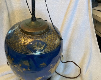 Lámpara de mesa grande estilo asiático.