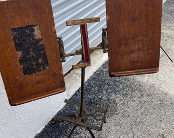 Soporte antiguo victoriano de hierro fundido y madera para diccionario o Biblia.
