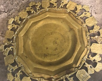 Bandeja decorativa de 25 cm con leones y escudos.