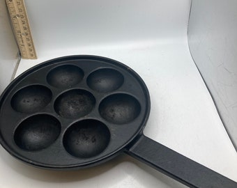 Cast Iron Egg / Biscuit Skillet (B1)