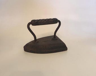 Antique Sad Iron Cast Iron (Cab Z)