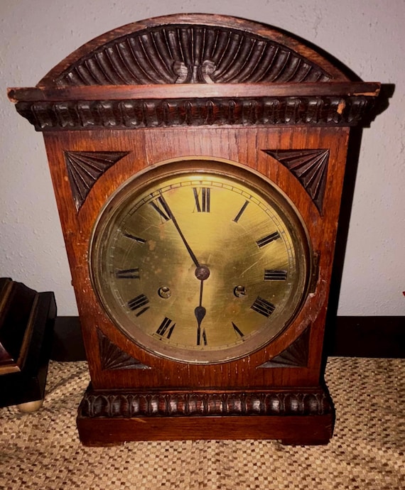 Orologio da camino antico in quercia Italia