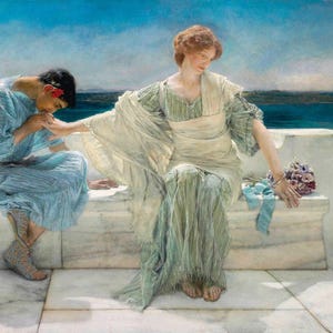 Può includere: Un dipinto classico raffigura due figure in abiti fluenti su una terrazza di marmo con vista sul mare. Una figura si inginocchia, baciando la mano dell'altra. Un mazzo di fiori e un nastro blu sono appoggiati lì vicino. La scena è immersa in una luce soffusa.