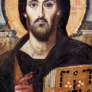 Könnte beinhalten: Eine Ikone, die eine Figur mit dunklem Haar und Bart zeigt, die einen dunklen Umhang trägt. Die Figur hält ein Buch mit goldenen Verzierungen und einem Kreuz. Ein goldener Heiligenschein umgibt den Kopf, vor einem gedämpften, gealterten Hintergrund.