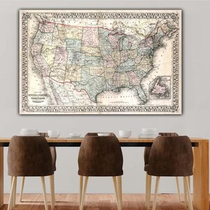 Könnte beinhalten: Eine gerahmte antike Karte der Vereinigten Staaten, Territorien und Kanada. Die Karte ist detailliert mit verschiedenen Farben und Texten, einschließlich des Golfs von Mexiko. Der Rahmen hat einen dekorativen Rand. Die Karte wird an einer Wand angezeigt.