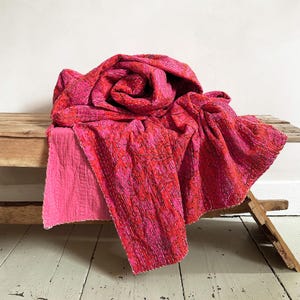 Rosa Kantha Quilt Tagesdecke: Handgemachte Baumwolldecke - King / Double