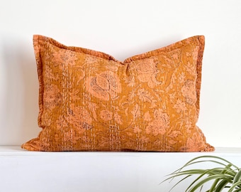 Capa de almofada Kantha floral laranja: algodão indiano com estampa em bloco