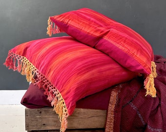 Coussin en batik rose teint à la main avec franges tie-dye, rectangulaire fait main style bohème balinais