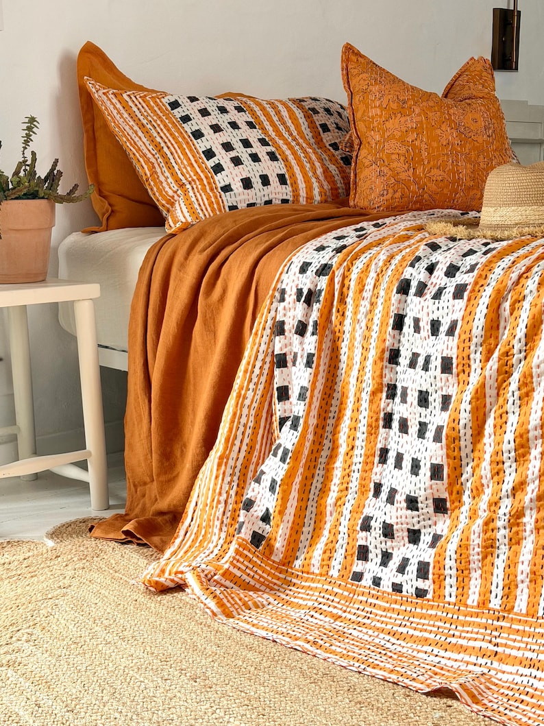 Narzuta Kantha z bawełny z nadrukiem ręcznym – czarno-żółta, geometryczna, boho zdjęcie 2