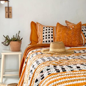 Narzuta Kantha z bawełny z nadrukiem ręcznym – czarno-żółta, geometryczna, boho zdjęcie 4