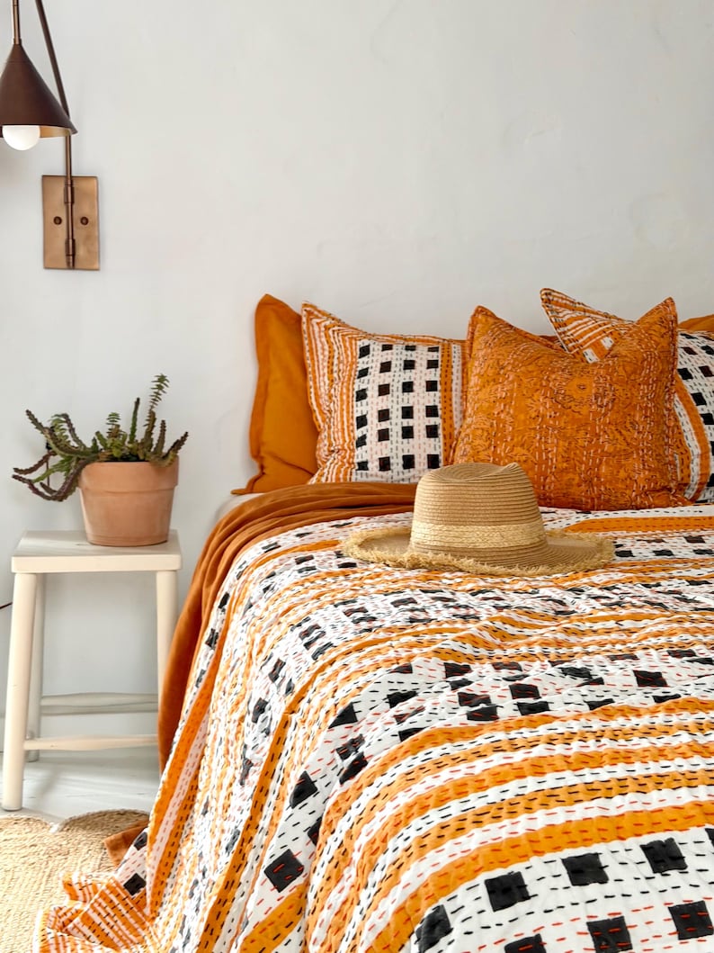 Narzuta Kantha z bawełny z nadrukiem ręcznym – czarno-żółta, geometryczna, boho zdjęcie 4